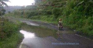 Kondisi Jalur Jalan Nasional Naringgul – Cidaun ada yang Menyerupai Kolam Ikan
