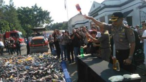 Polrestabes Bandung Musnahkan Belasan Ribu Miras Jelang Ramadhan
