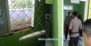 Aksi Maling Gondol Brankas di Kantor Desa Petangis