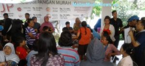 Warga Rusun Pesakih Serbu Pasar Murah