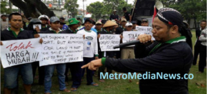 Petani Patimban Berunjuk Rasa