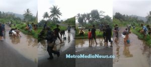 Jalan Nasional Rusak, Warga Naringgul Demo Pancing Ikan di Jalan sambil Ngabuburit
