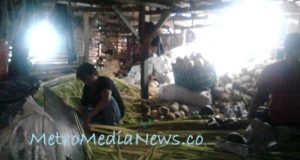 Kulit Ketupat Laris Manis di Pasar Sawo Ciledug