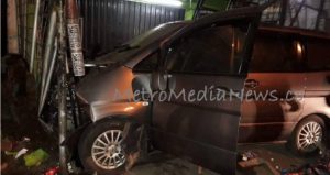Diduga Mengantuk Mobil Seruduk Pagar Toko, 1 Orang Tewas