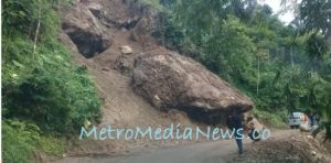 Paska Longsor. Batu Besar Menutupi Setengah Badan Jalan Utama Bungbulang Rancabuaya