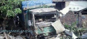 Diduga Rem Blong, Mobil Box Tabrak Pagar Sekolah