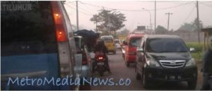 Pertigaan Pamentasan Kutawaringin Bandung Semrawut dan Kerap Terjadi Kemacetan