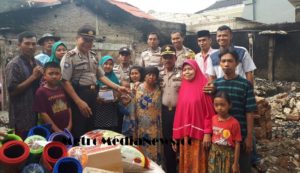 HUT Bhayangkara Ke – 71, Kapolsek Neglasari Berikan Bantuan Untuk Korban Kebakaran