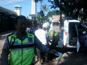 Dua Pengendara Sepeda Motor Jatuh dan Terpental Akibat Bersenggolan