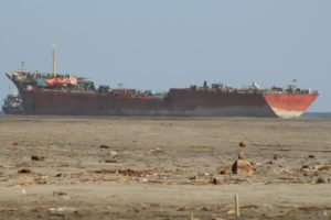 Warga Heboh, Kapal Tanker Berukuran Besar Bersender di Muara Cipandak