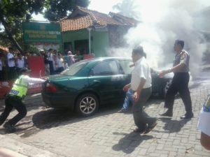 Mobil Hangus Terbakar Membuat Warga dan Pejalan Kaki Panik