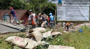 Diduga Betonisasi Di Desa Bojong Tidak Sesuai Spek Pengerjaan
