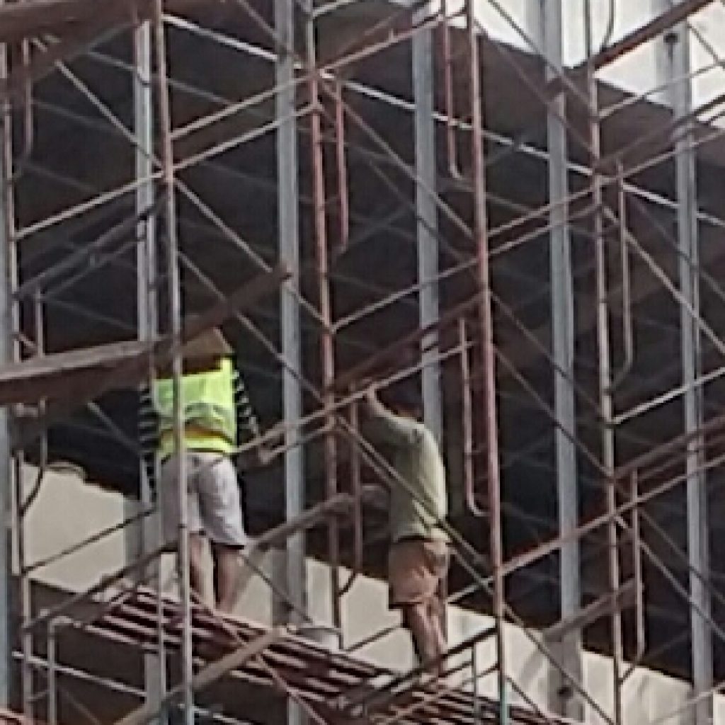Pembangunan Gedung Pemda II Karawang Tidak Dilengkapi K3
