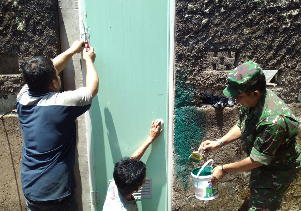 Babinsa Jambudipa Bersama Warga Gotong Royong Bangun Jambanisasi