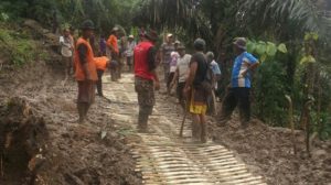 Kades Mekarsari Pimpin Langsung Kerja Bakti Bersihkan Matrial Longsor Bersama Warga
