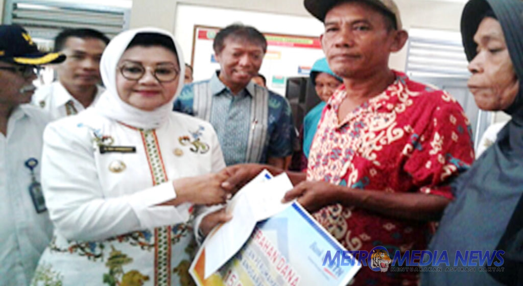Bupati Subang Serahkan Bantuan Sarana Penagkapan Ikan