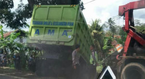 Bus Pariwisata dan Bangunan Kosong Hancur Diseruduk Tronton