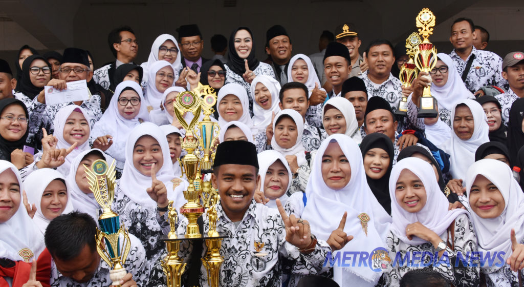 “Membangun Pendidikan Karakter Melalui Keteladanan Guru”