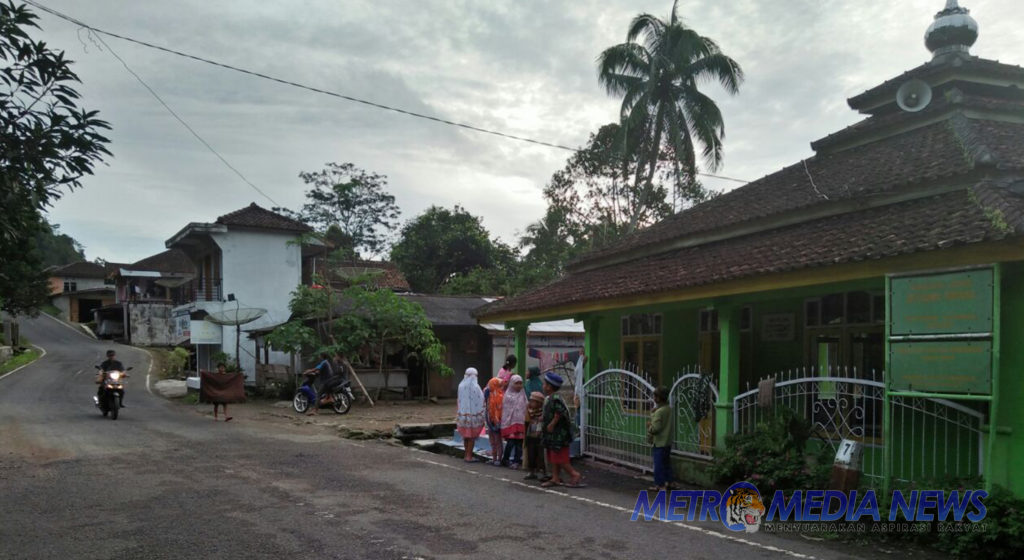 Warga Minta Dinas PU Binamarga Cianjur Untuk Memasang Rambu Lalin di Jalan Raya Cianjur Bandung