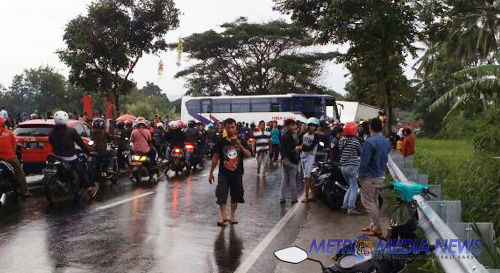 Bus Hiba Putra Hantam 2 Kendaraan Hingga Rusak Parah, Tiga Orang Terluka