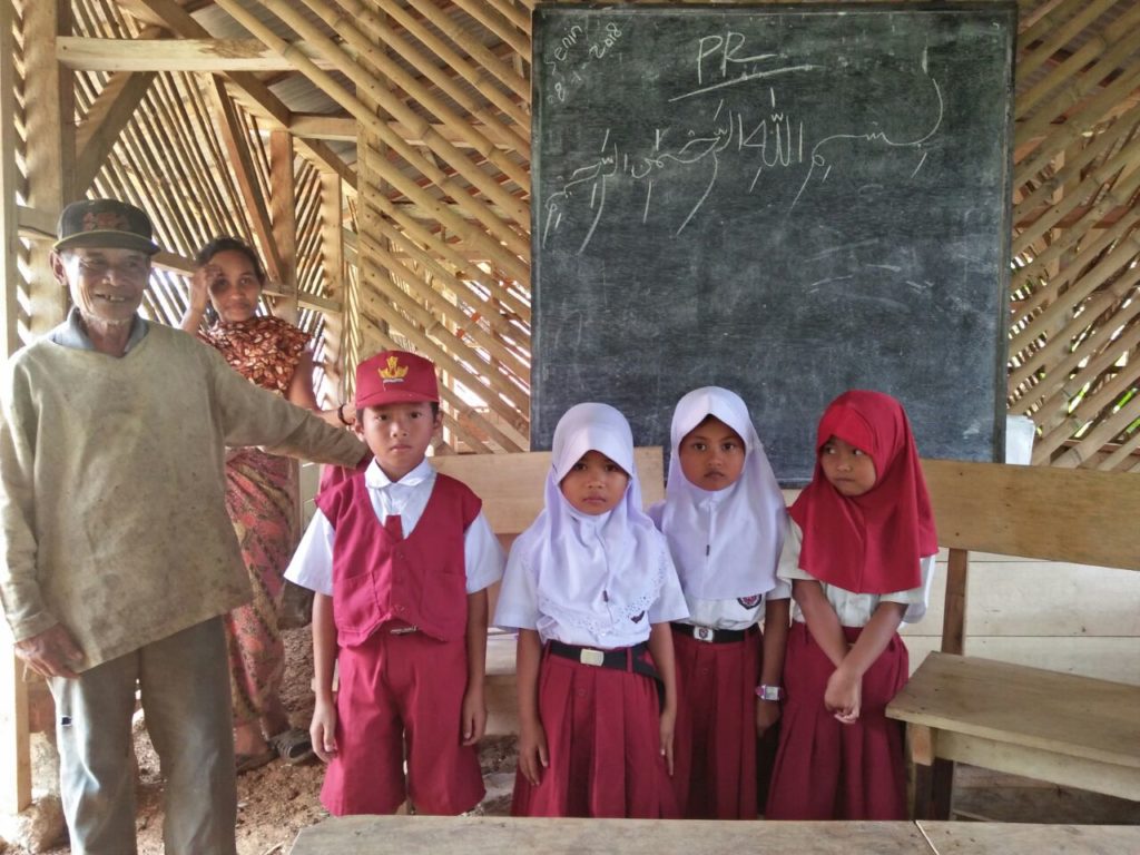 Sekolah Kelas Jauh di Kampung Pasir Tarisi Mirip Kandang Ayam