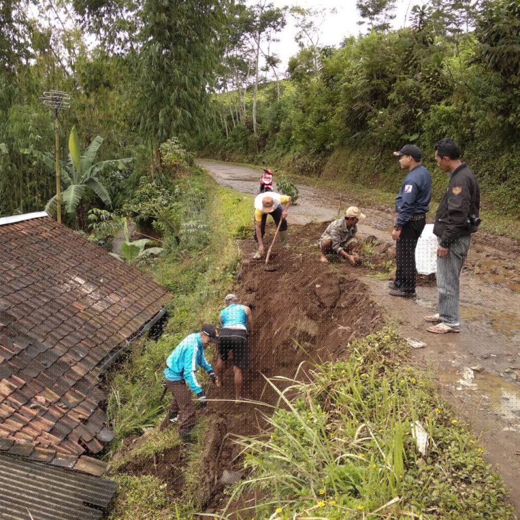 Rumah Warga Rusak Parah Tertimpa Reruntuhan Longsor Tebing