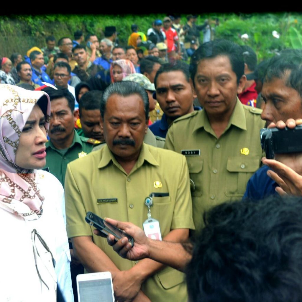 Bupati Probolinggo Berikan Bantuan Untuk Korban Banjir Bandang di Tiris