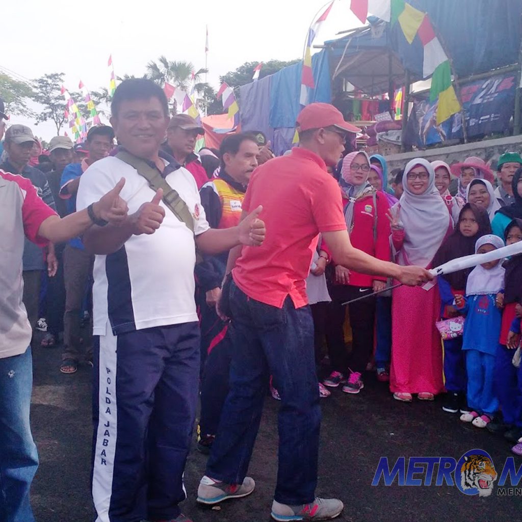 Camat Sukahening Lepas Gerak Jalan Santai Desa Banyurasa