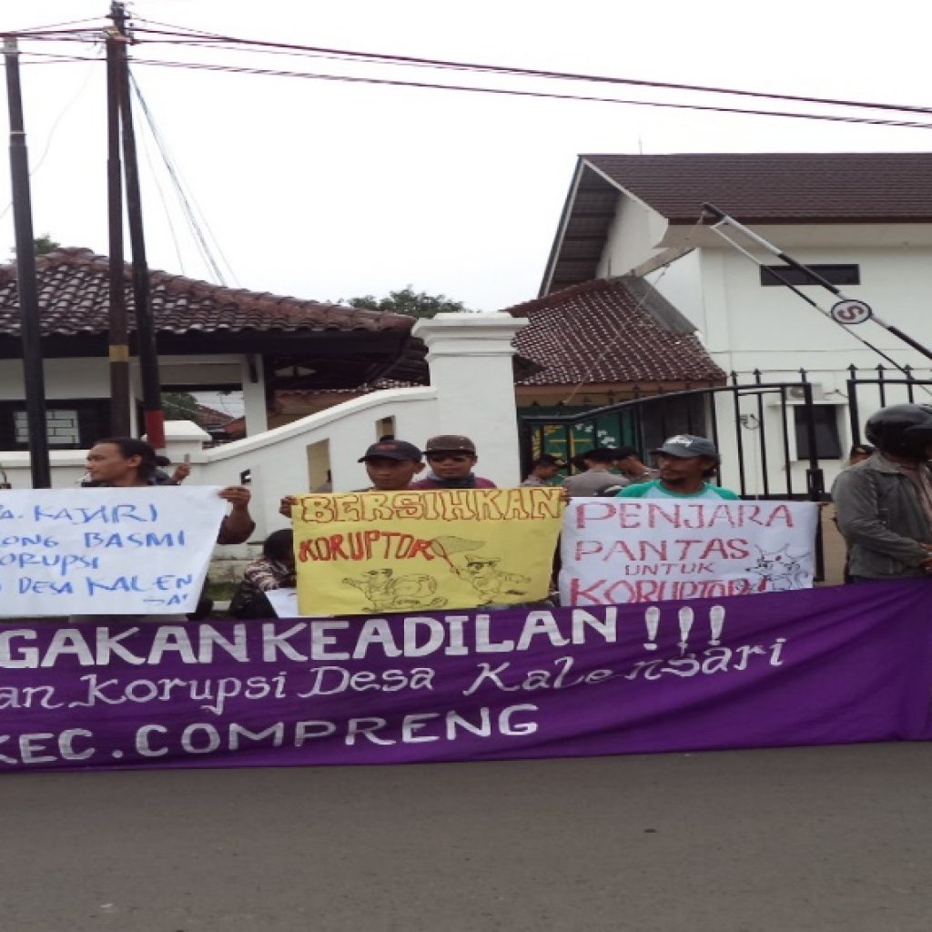 Warga Desa Kalensari Gerudug Kantor Kejari Subang