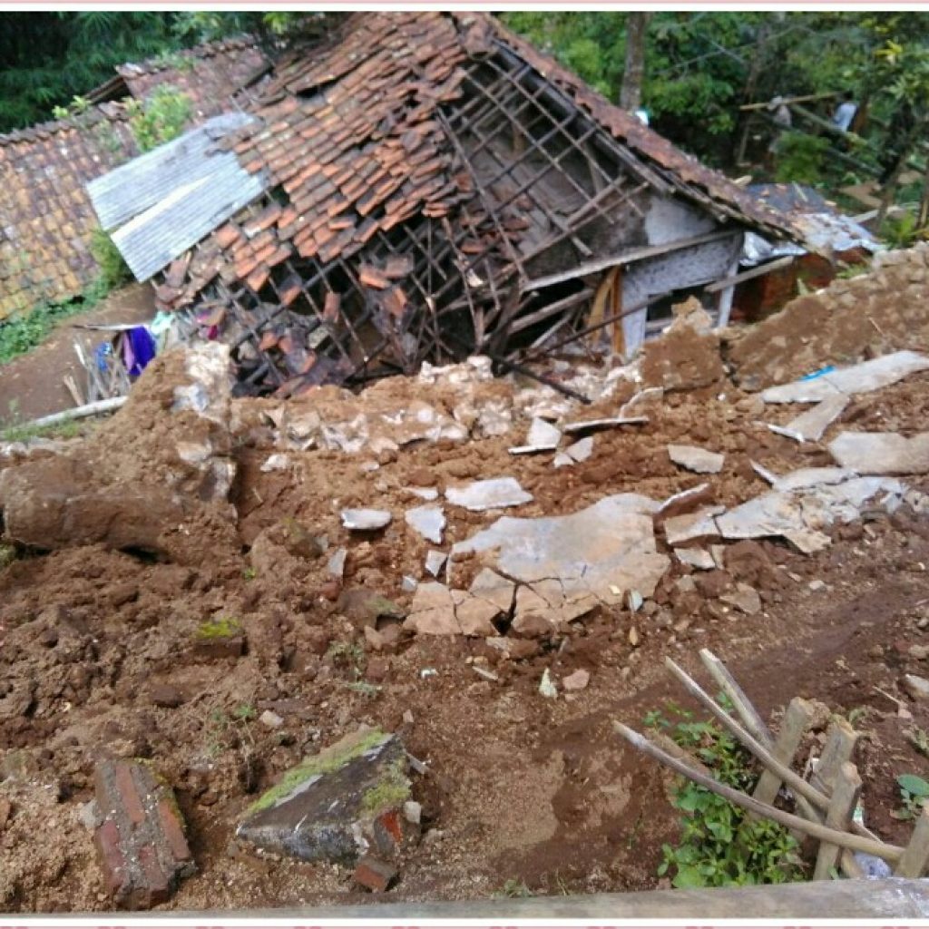 Rumah Warga Rusak Parah Akibat Tertimbun Longsor di Jayaratu