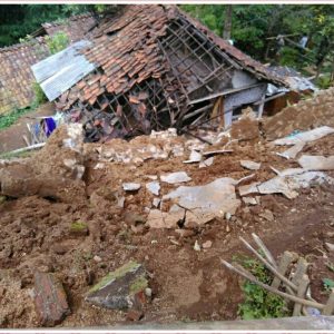Rumah Warga Rusak Parah Akibat Tertimbun Longsor di Jayaratu