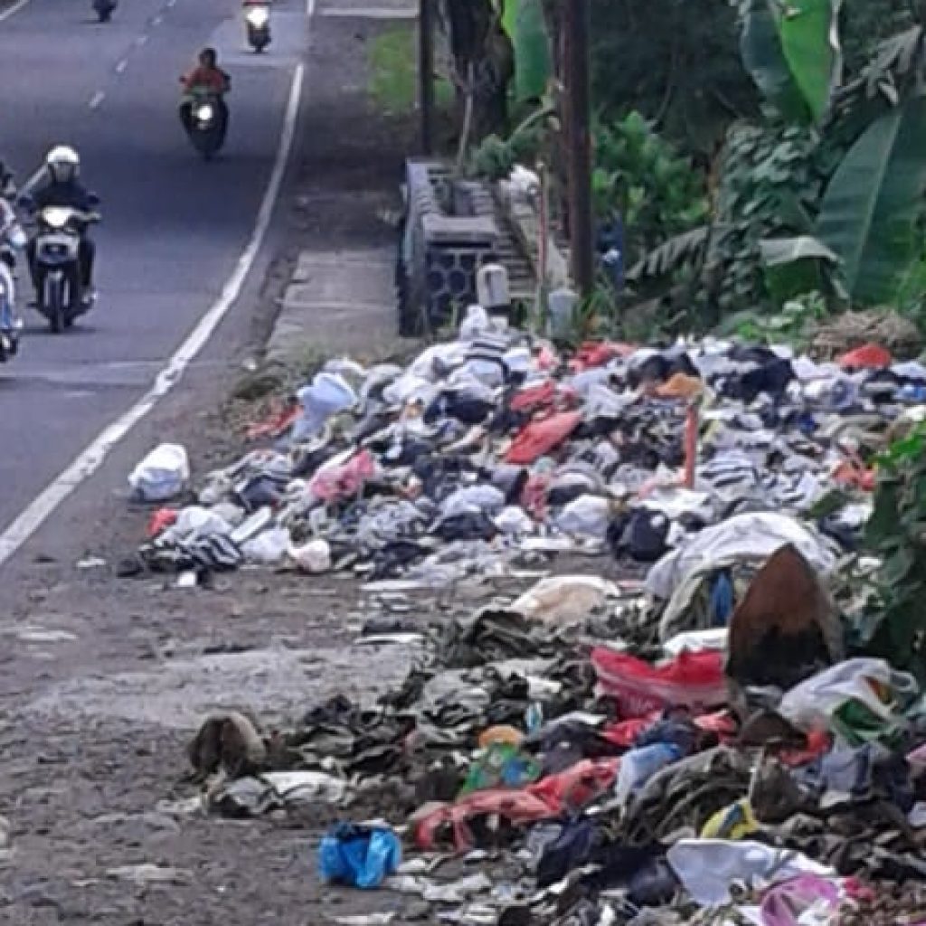 Warga Keluhkan Tumpukan Sampah di Pinggir Jalan Raya Sukabumi Cianjur