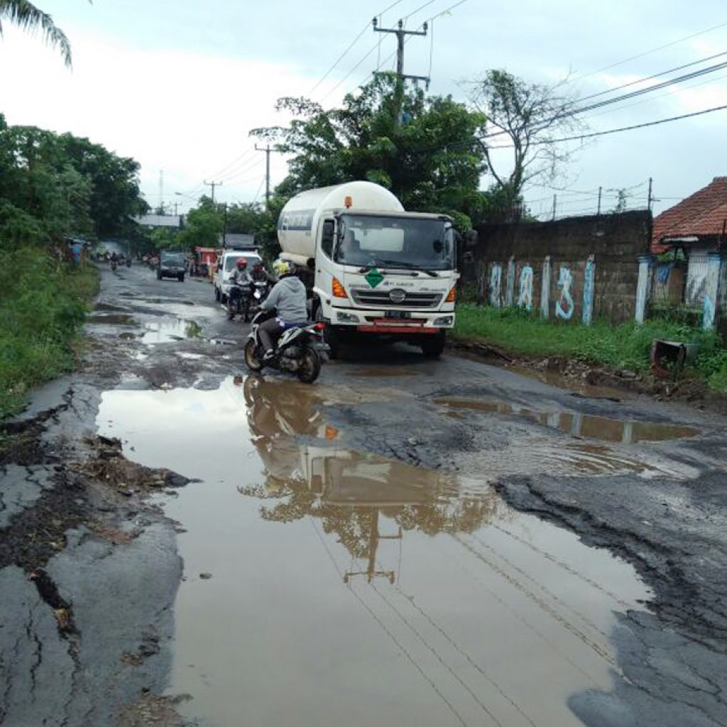 Perusahaan BUMN Didesak Segera Perbaiki Kerusakan Jalan Cikalong-Cilamaya