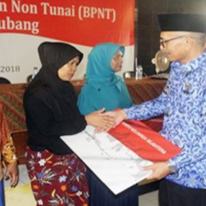 Plt. Bupati Subang H Ating Rusnatim Salurkan BPNT