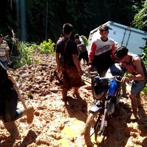 5 Rumah Rusak dan Akses Jalan Nasional Bandung-Cianjur Lumpuh Total Pasca Tebing Ambruk