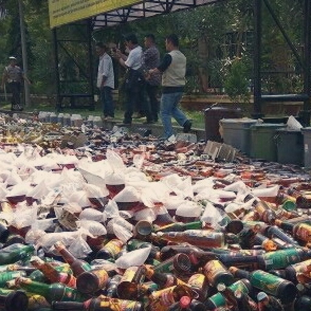 Polres Metro Bekasi Musnahkan Puluhan Ribu Botol Miras