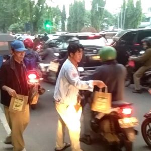 Pertahankan Spirit Ramadhan, Pewarta Tambora Bersama KOPER Bagikan Takjil Gratis