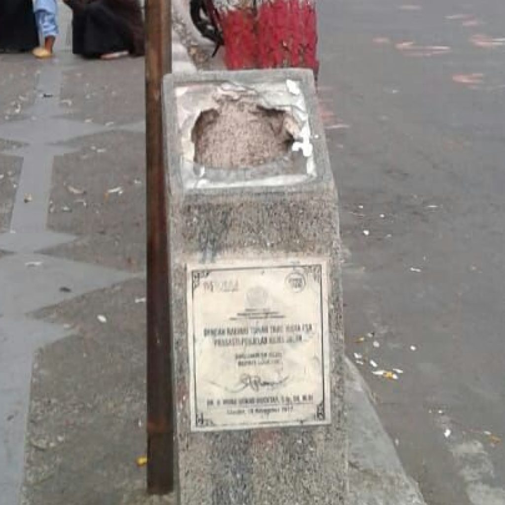 Tugu Jalan A Sucipta Dirusak Oknum Tak Bertanggungjawab