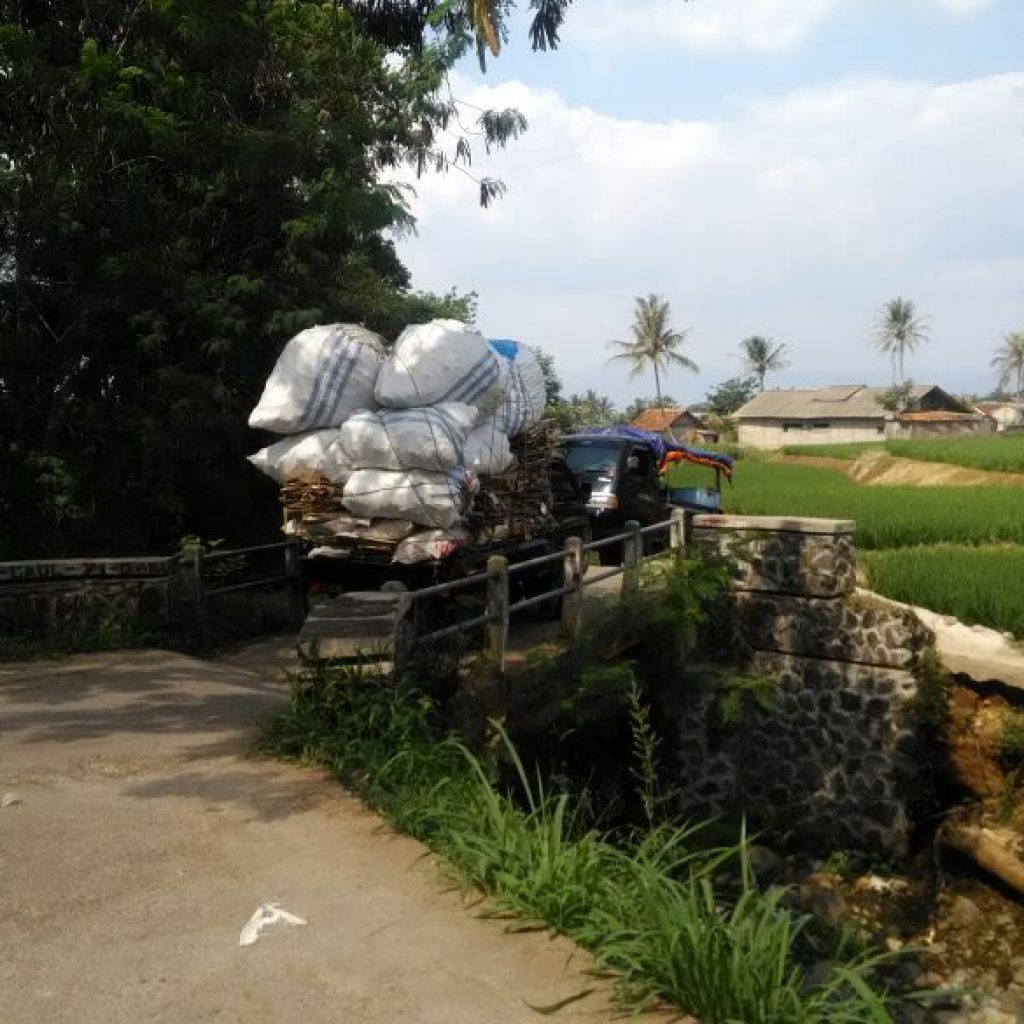 Nyaris Ambruk, Warga Caguendang Minta Pemda Cianjur Bangun Jembatan Baru