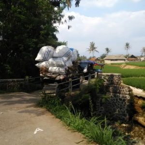 Nyaris Ambruk, Warga Caguendang Minta Pemda Cianjur Bangun Jembatan Baru
