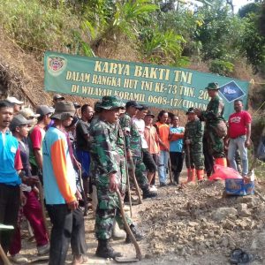 Ulang Tahun TNI ke 73, Koramil 0817 Cidaun Gelar Karyabakti Pelebaran Jalan Desa Mekarsari