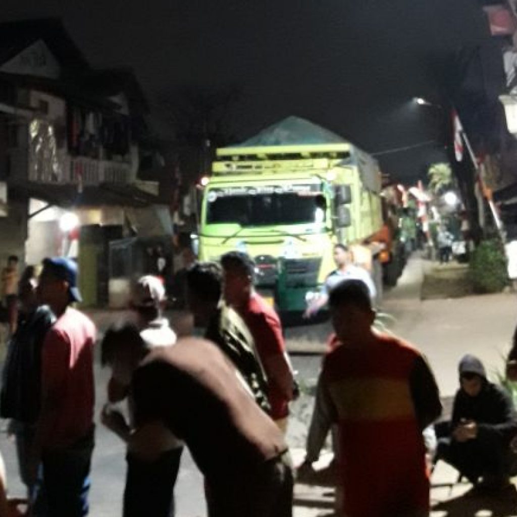 Kesal, Warga Kayu Besar Hadang Jalur Truk Pasir Proyek Reklamasi Pantai Dadap