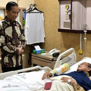 Jokowi Jenguk Habibie di RSPAD