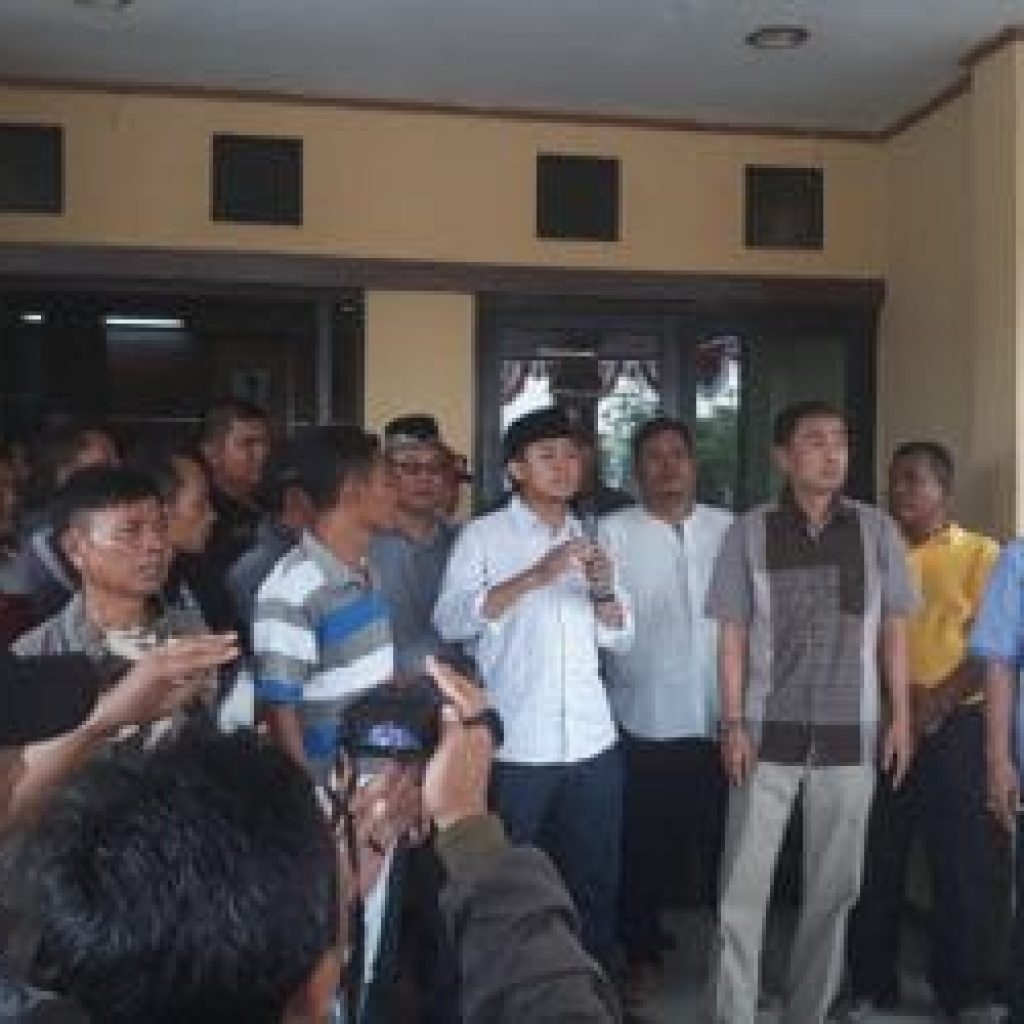 Ratusan Massa Geruduk Kantor Kecamatan Tambun Utara