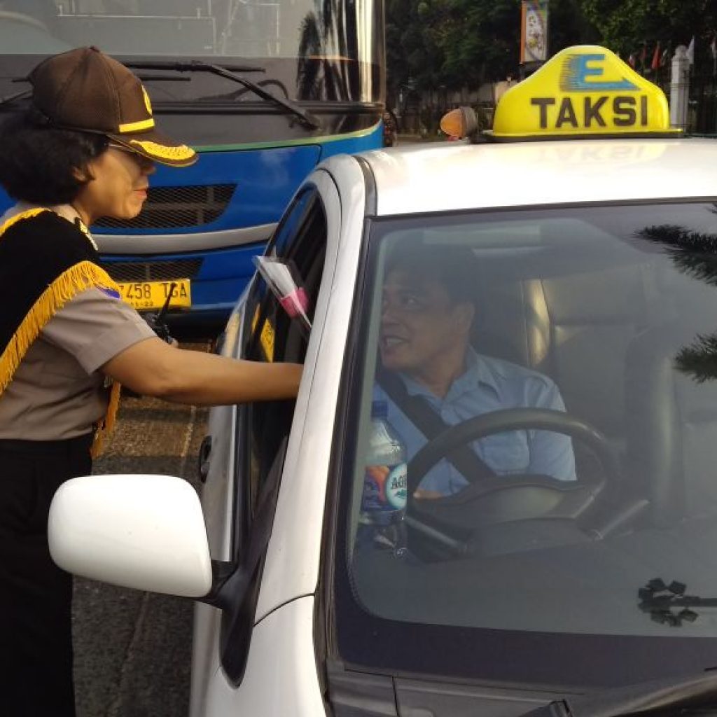 Srikandi Polres Jakbar Turun ke Jalan Bagikan Bunga Dalam Rangka HUT Polwan ke 70