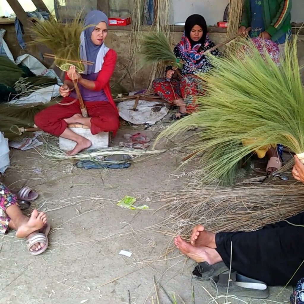 Pengrajin Sapu Tamiang Sangkir asal Naringgul, Berharap Bantuan dari Pemerintah