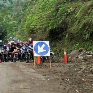 Pengendara Diminta Hati Hati Saat Melewati Proyek Pelebaran Jalan Nasional Bandung-Cianjur Selatan
