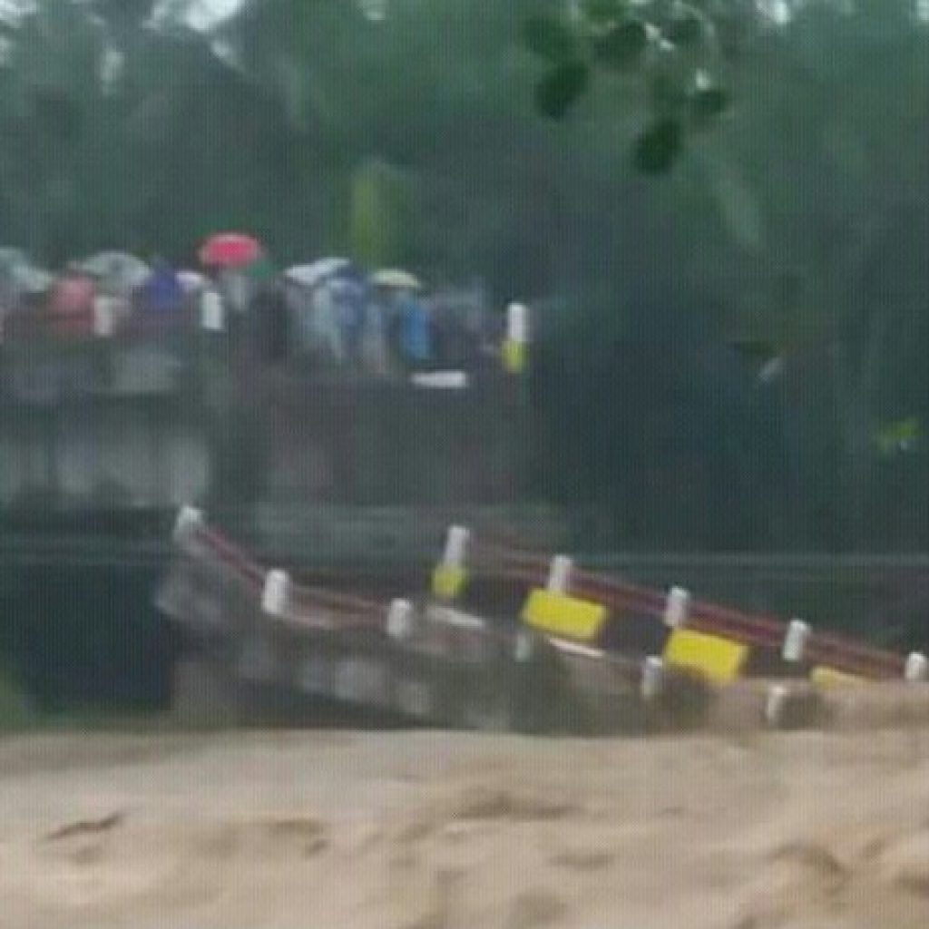 Jembatan Penghubung Tasikmalaya-Garut Ambruk Diterjang Banjir