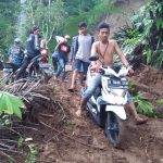 Warga Bantu Pengendara Roda Dua Melintasi Tumpukan Matrial Longsor IMG-20181111-WA0014.jpg