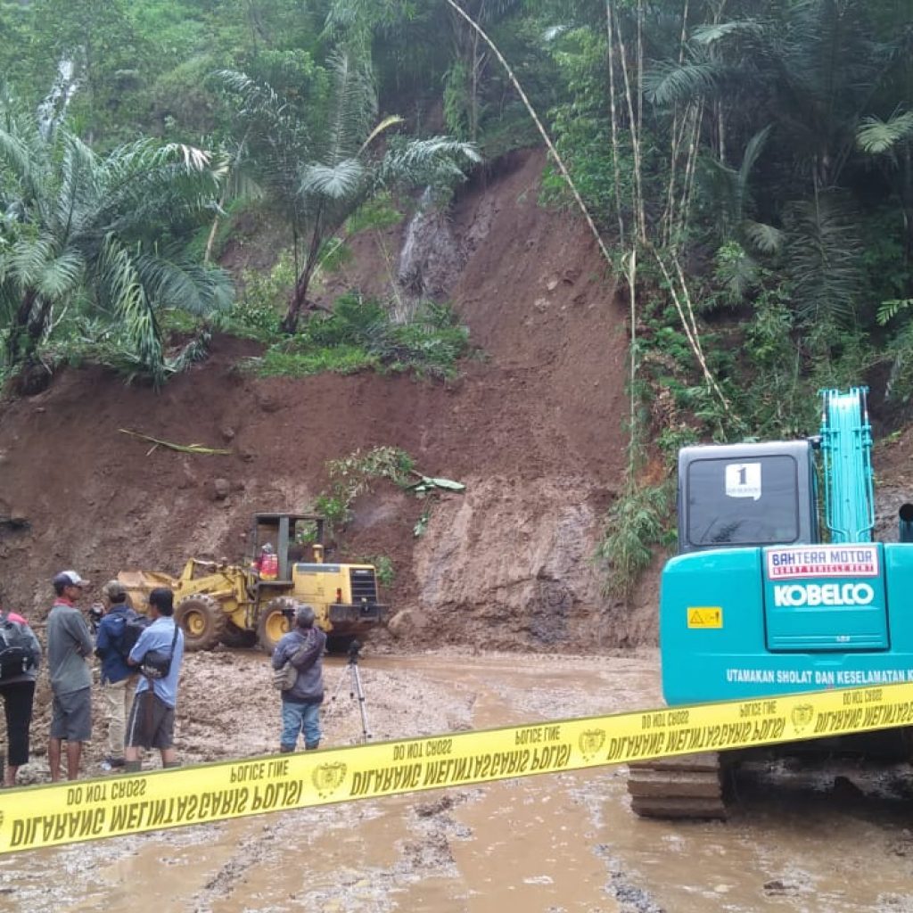 Kementrian PUPR Kebut Pembersihan Matrial Longsor di Jalan Nasional Bandung-Cianjur